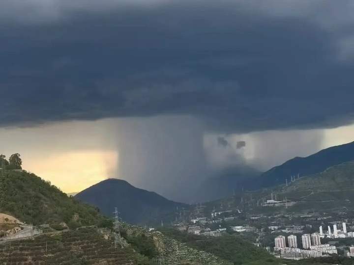 乌云压城弹雨如柱,FPS电竞赛场上的“暴雨”战术全解析