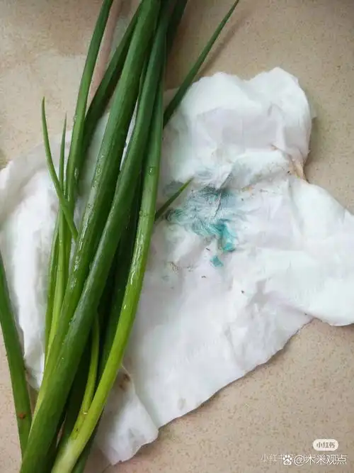 小葱“褪色”事件发酵，王者荣耀玩家热议：新赛季绿茵皮肤暗藏玄机？